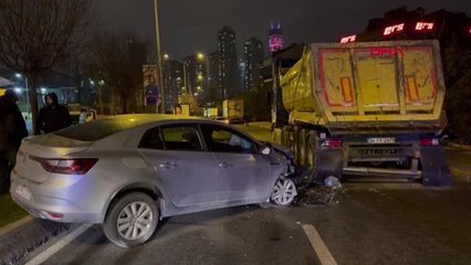 ATAŞEHİR'DE KAZA YAPTIKLARI OTOMOBİLİ BIRAKIP KAÇTILAR