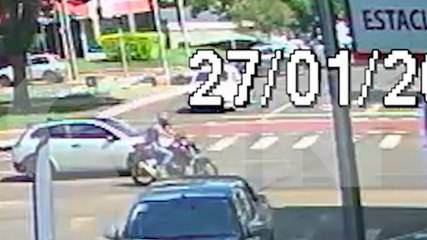 Câmera flagra forte colisão que deixou motociclista ferido no Centro