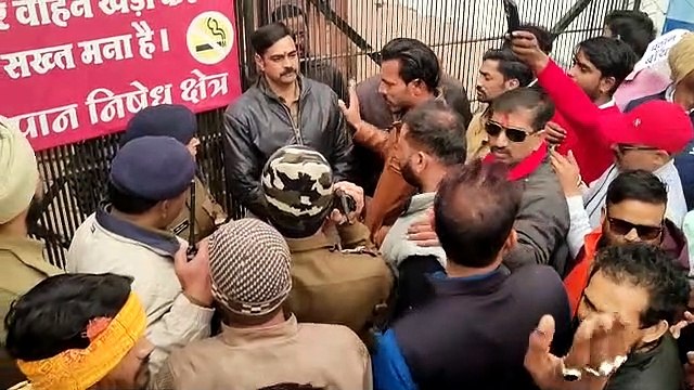फिल्म पठान का गुना में जमकर विरोध, हटाए पोस्टर