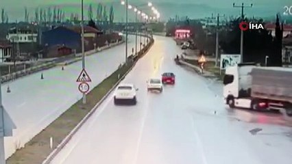 Köprü korkuluğuna çarpan aracın savrulma anı kamerada!