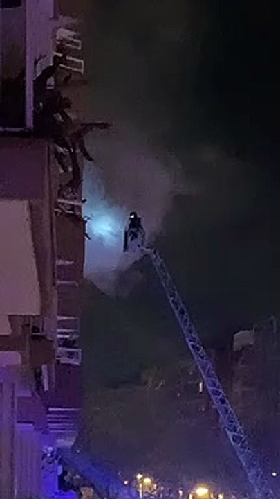 Bomberos luchando contra el fuego en Sant Andreu