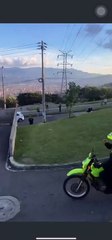 Quintero Calle llega en una moto de la policía a un evento