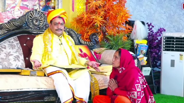 श्याम मानव क़ि टीम दरबार देख हैरान रह गयी जब पंडोखर सरकार ने केवल पढ़े-लिखे लोगों को ही बुला