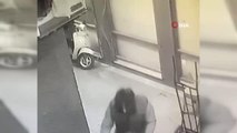 2 hırsızın park halindeki motoru kendilerininmiş gibi alıp götürmeleri kameraya böyle yansıdı