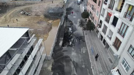 Zeytinburnu'nda patlama nedeniyle yol çöktü, oluşan çukur havadan görüntülendi