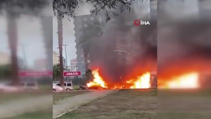 Adana'da yanan otomobil demir yığınına döndü