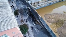 Zeytinburnu'nda patlama nedeniyle yol çöktü, oluşan dev çukur görenleri şaşırtıyor