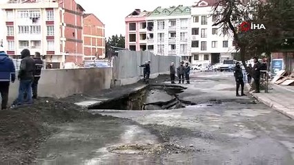 Zeytinburnu'nda doğalgaz patlaması nedeniyle yol çöktü