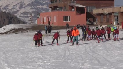 Vanlı kayakçılar, yarışlara Hakkari'deki kayak merkezinde hazırlanıyor
