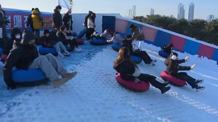 썰매 타고 '슝~'...매서운 한파에도 나들이객 '북적' / YTN