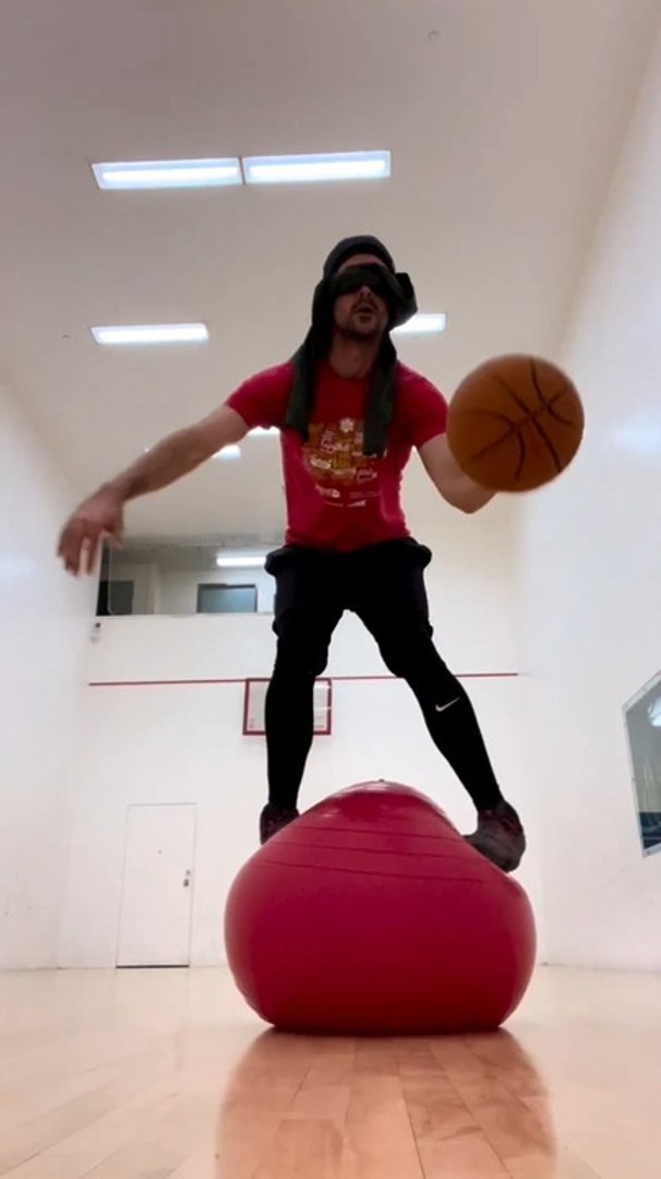Guy Wearing Blindfold Attempts Basketball Tricks on Exercise Ball - video  Dailymotion