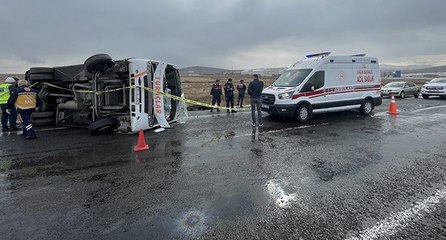 Niğde’de tur midibüsü devrildi: 1 ölü, 27 yaralı