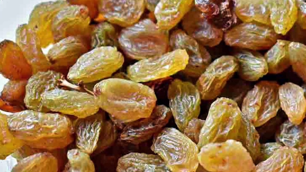 ওজন কমাতে ও ওজন বাড়াতে কিসমিস খাওয়ার নিয়ম - kismis er upokarita - kismis bhejano jol khele ki hoy