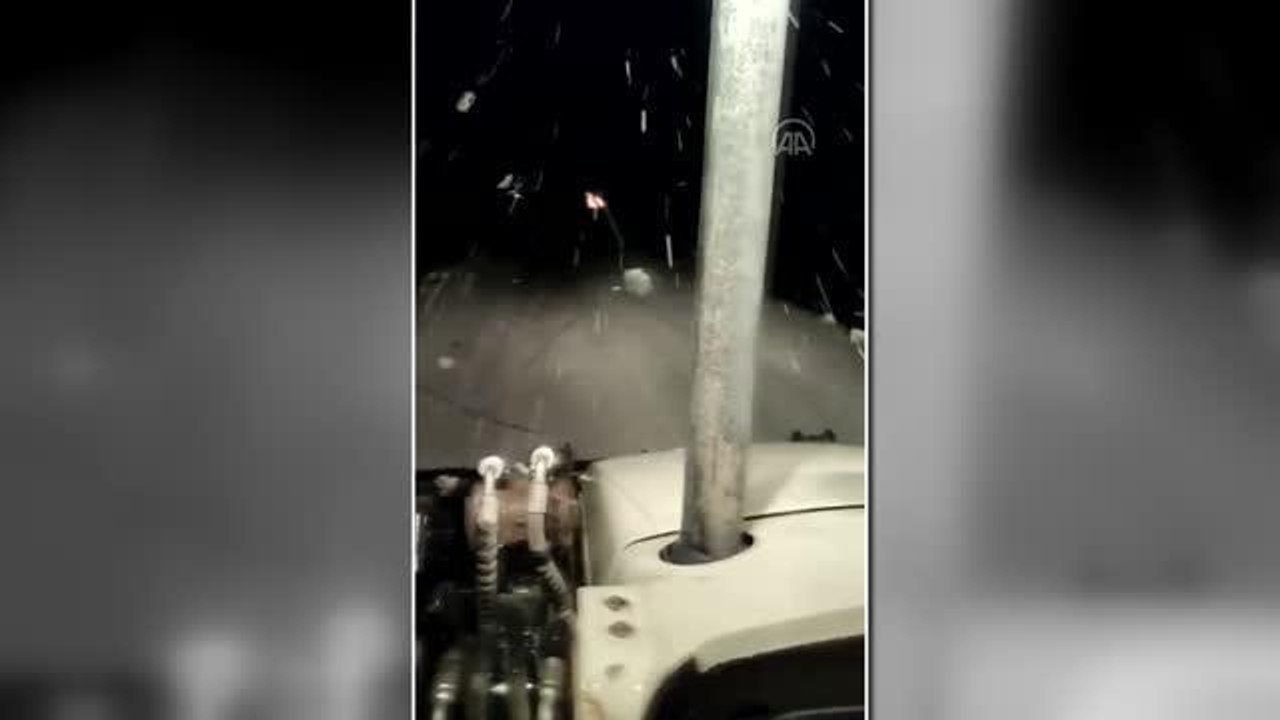 Kar nedeniyle iki araçta mahsur kalan 5 kişi kurtarıldı