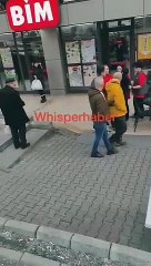 Kaşar peyniri çaldığı iddia edilen kişiye BİM personelinden dayak!