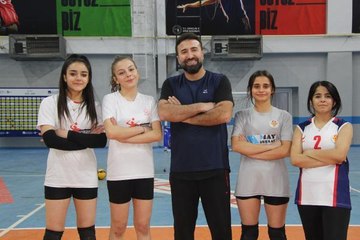ERKEN YAŞTA EVLİLİKLERİN ÖNÜNE GEÇMEK İÇİN KURDUĞU VOLEYBOL TAKIMI 2'NCİ LİGDE