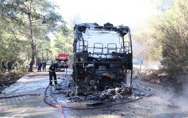 TURİSTLERİ TAŞIYAN TUR OTOBÜSÜ YANGINDA KULLANILAMAZ HALE GELDİ
