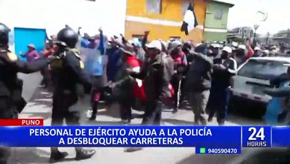 Puno: personal del Ejército ayuda a la policía a desbloquear carreteras