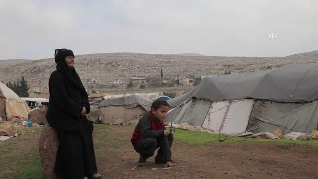 Asırlık Yazi nine sobasız çadırda rızkını sepet örerek arıyor