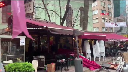 Beyoğlu'nda kafede baltalı saldırgan paniği