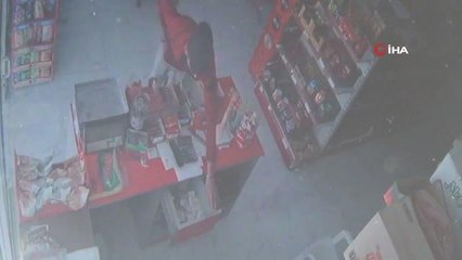 Önce marketin kasasını soydu sonra alışveriş yaptı... O anlar kameraya böyle yansıdı