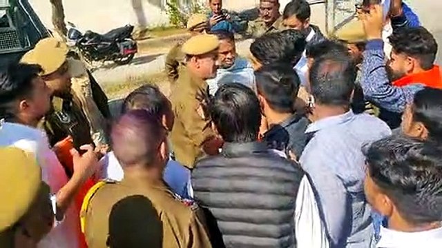 Video: किसी को सड़क पर घसीटा, किसी को मारे धक्के, मंत्री के घर प्रदर्शन कर रहे छात्रों पर पुलिस की सख्ती