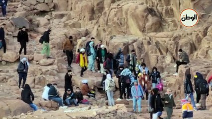 مئات السائحين يعتلون قمة جبل سانت كاترين
