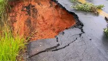 Asfalto cede e forma cratera em estrada de acesso a Itapecerica