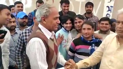 कांग्रेस विधायक ने मिलाया भाजपा सांसद से हाथ