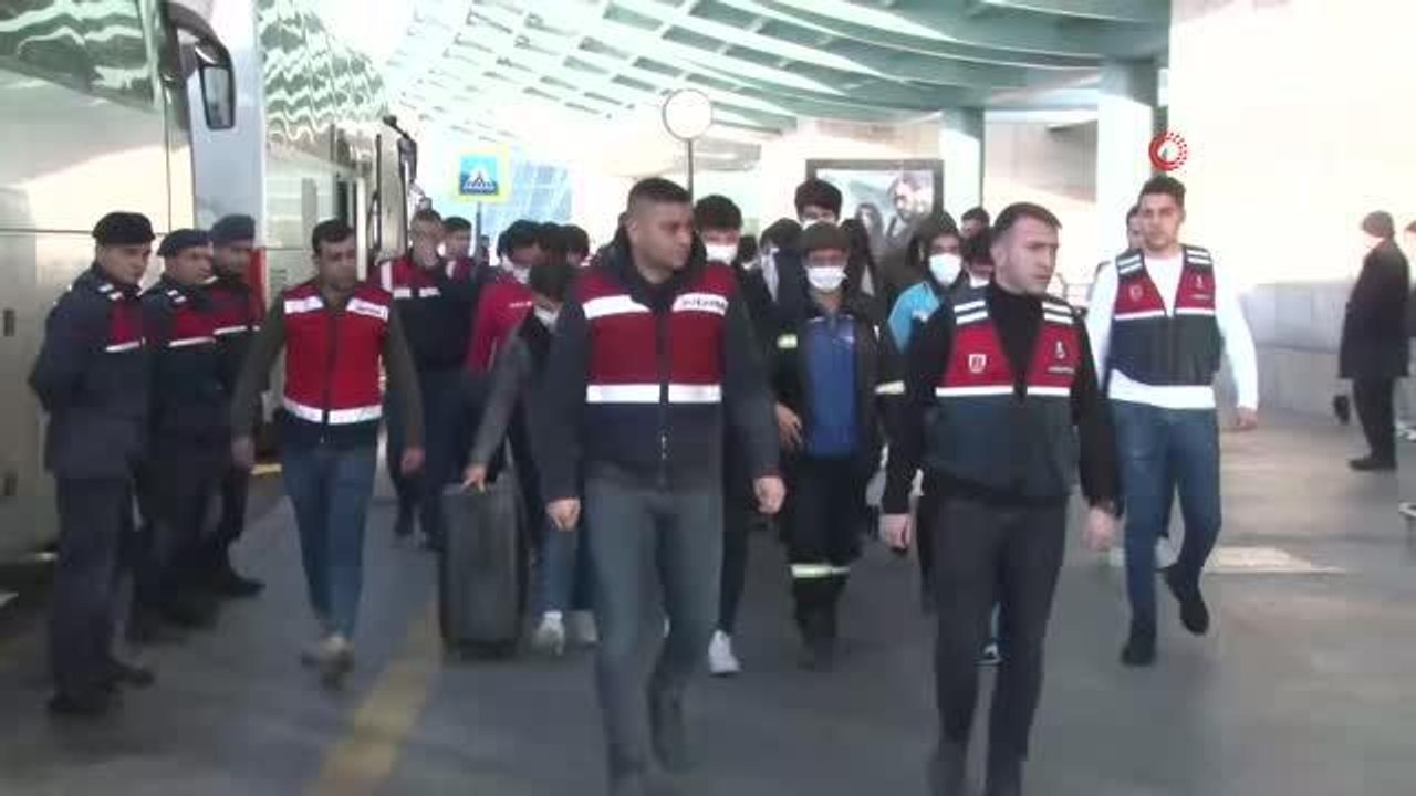 Türkiye'ye yasadışı yollarla giren Afganistan uyruklu 139 kaçak göçmen sınır dışı edildi