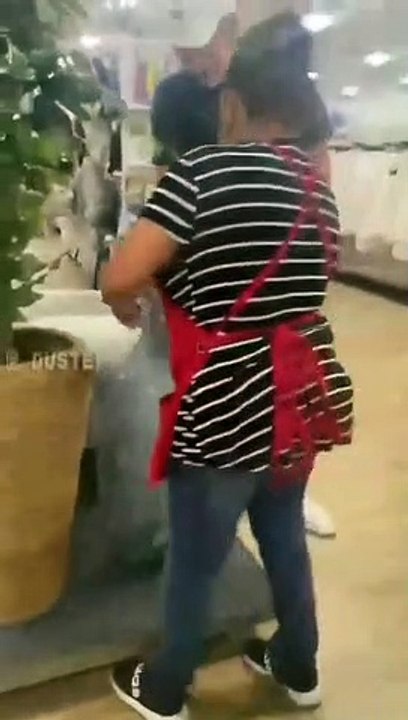 Ce garçon a mis sa main au mauvais endroit... coincé