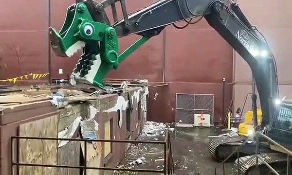 Cette pelleteuse dinosaure va faire votre journée... tellement drôle