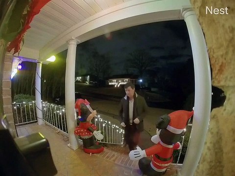 Il se trompe de maison et se lache un peu trop devant la caméra... la honte