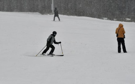 Sezonu açamayan Cıbıltepe Kayak Merkezi kar yağışıyla hareketlendi