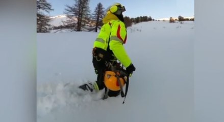 Video herunterladen: Bardonecchia (TO) - Escursionista bloccato a oltre 2mila metri: salvato con elicottero dai Vigili del Fuoco (28.01.23)