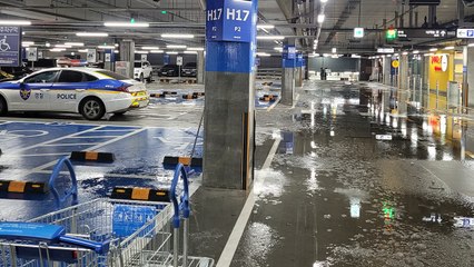 이케아 광명점 천장 누수...승강기에 13명 갇혔다 구조 / YTN