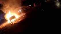 सड़क पर चलती कार बनी आग का गोला...देखें वीडियो