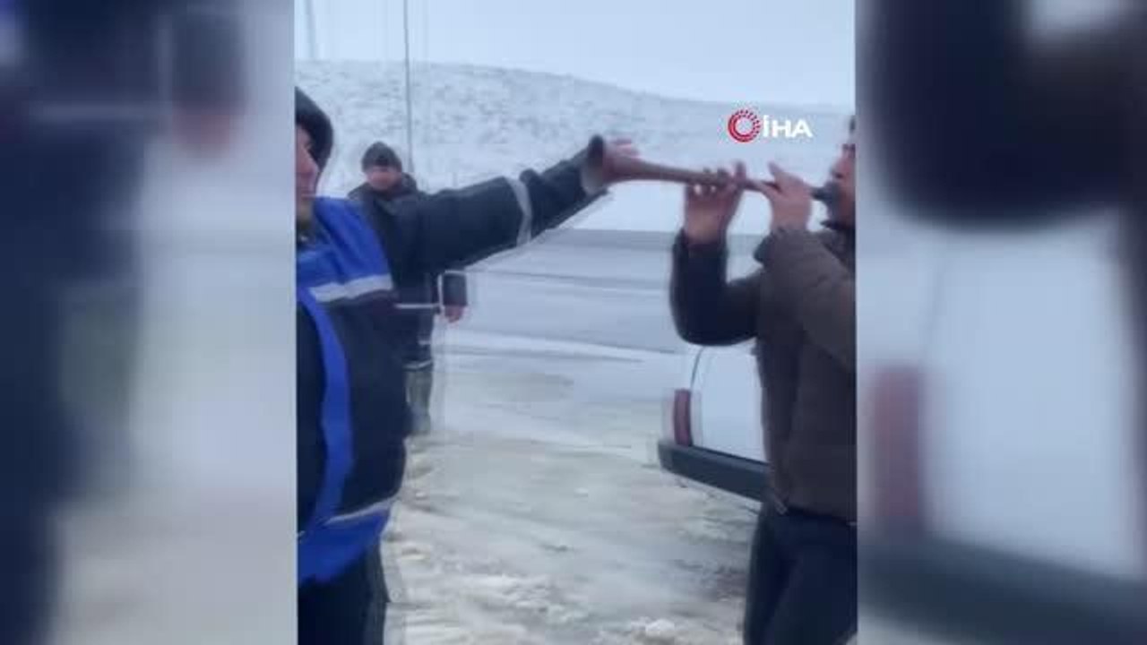 Kar yağışına sevinen belediye işçisi, davul zurna eşliğinde böyle oynadı