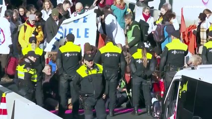Den Haag: Klimaaktivisten blockieren Straße zum Parlament