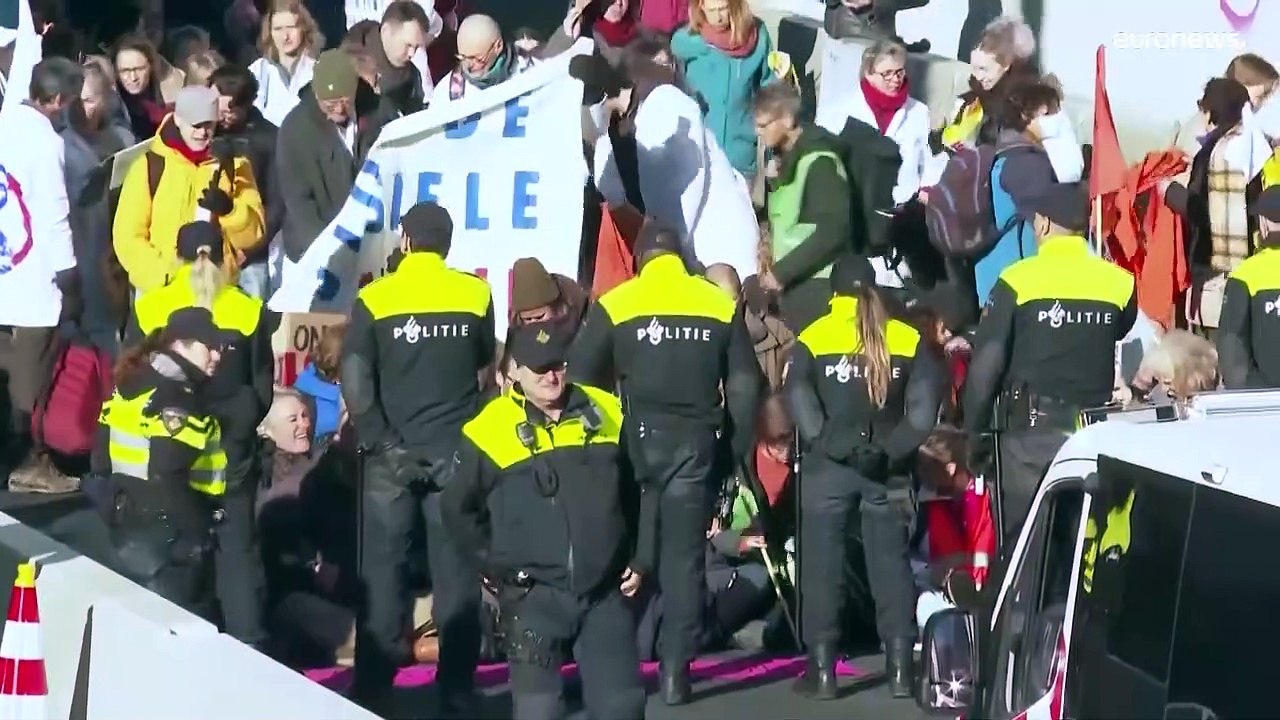 Den Haag: Klimaaktivisten blockieren Straße zum Parlament