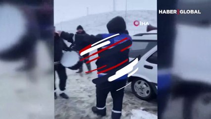 Kar yağışını davul zurnayla kutladılar
