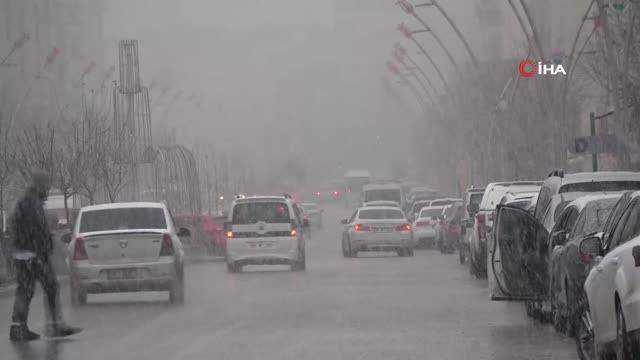 Muş'ta etkisini arttıran kar yağışı şehri beyaza bürüdü