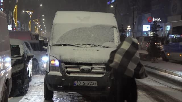 Yüksekova'da beklenen kar yağışı vatandaşları sevince boğdu