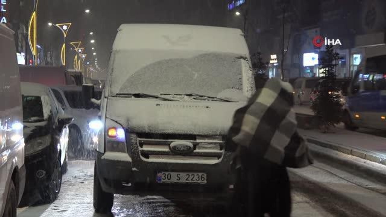 Yüksekova'da beklenen kar yağışı vatandaşları sevince boğdu