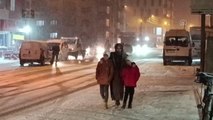 Akşam etkili olan kar yağışıyla kent merkezi beyaza büründü