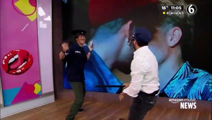 Bad Bunny y Gael García protagonizan tremendo beso