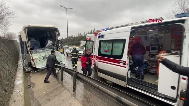 İZMİT'TE OTOYOLDA 4 ARAÇLI ZİNCİRLEME KAZA, 4 YARALI