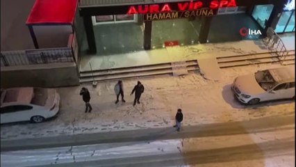 Depremi hisseden Vanlılar sokağa döküldü