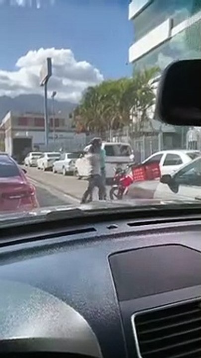 Ciudadanos se van a los golpes en plena calle de San Pedro Sula
