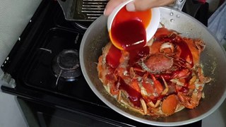 HOW TO COOK SPICY CRAB DISH ON A RAINY NIGHT | MUD CRABS | HOT PEPPERS | SPICY SAUCE